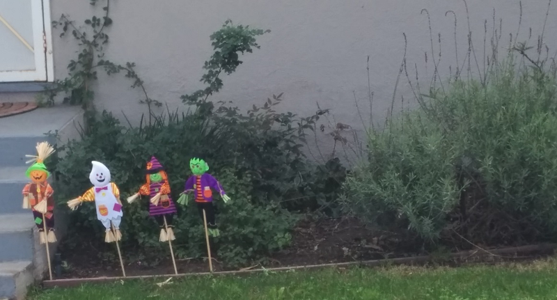Illustration for article titled Halloween Decorations From a Few Neighborhoods